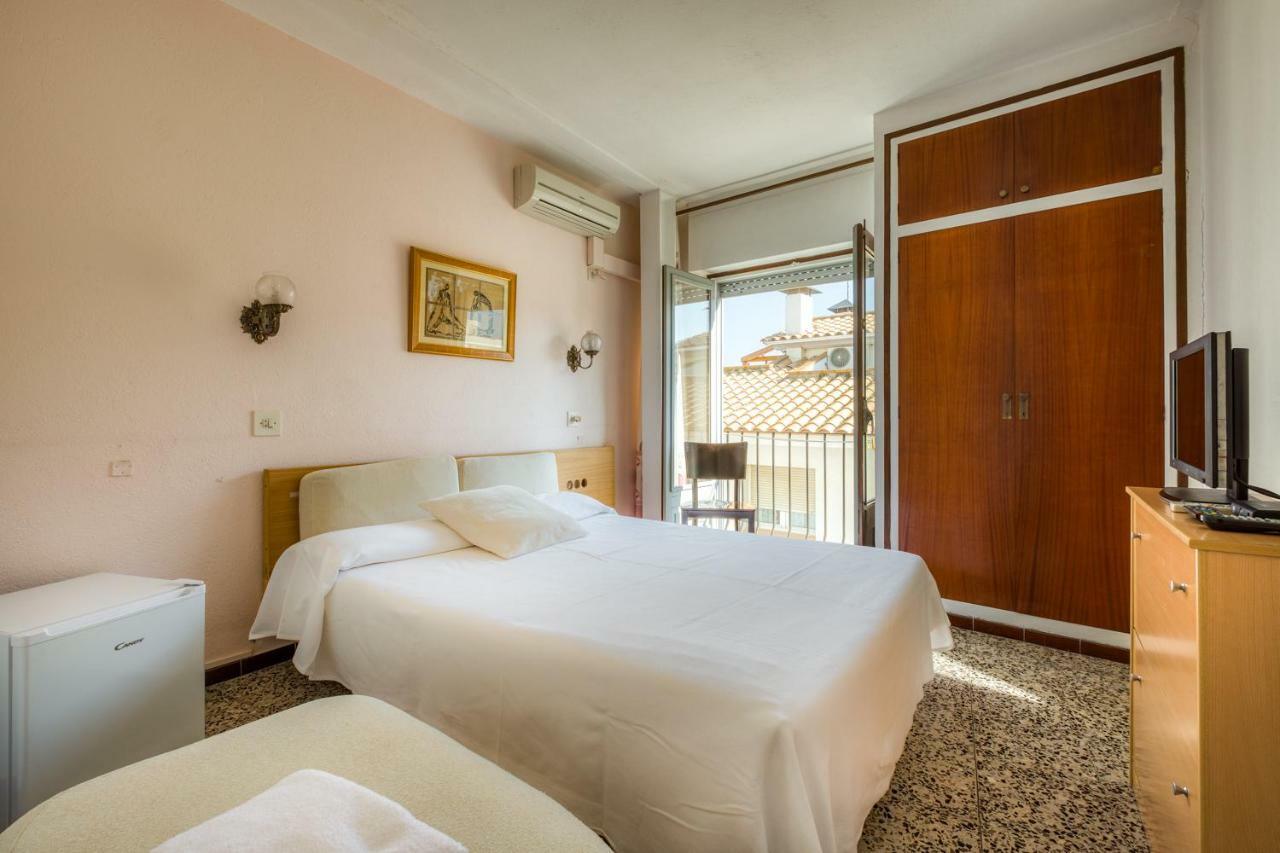 Hostal Restaurante El Roser L' Escala エクステリア 写真