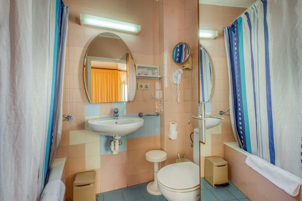 Hostal Restaurante El Roser L' Escala エクステリア 写真