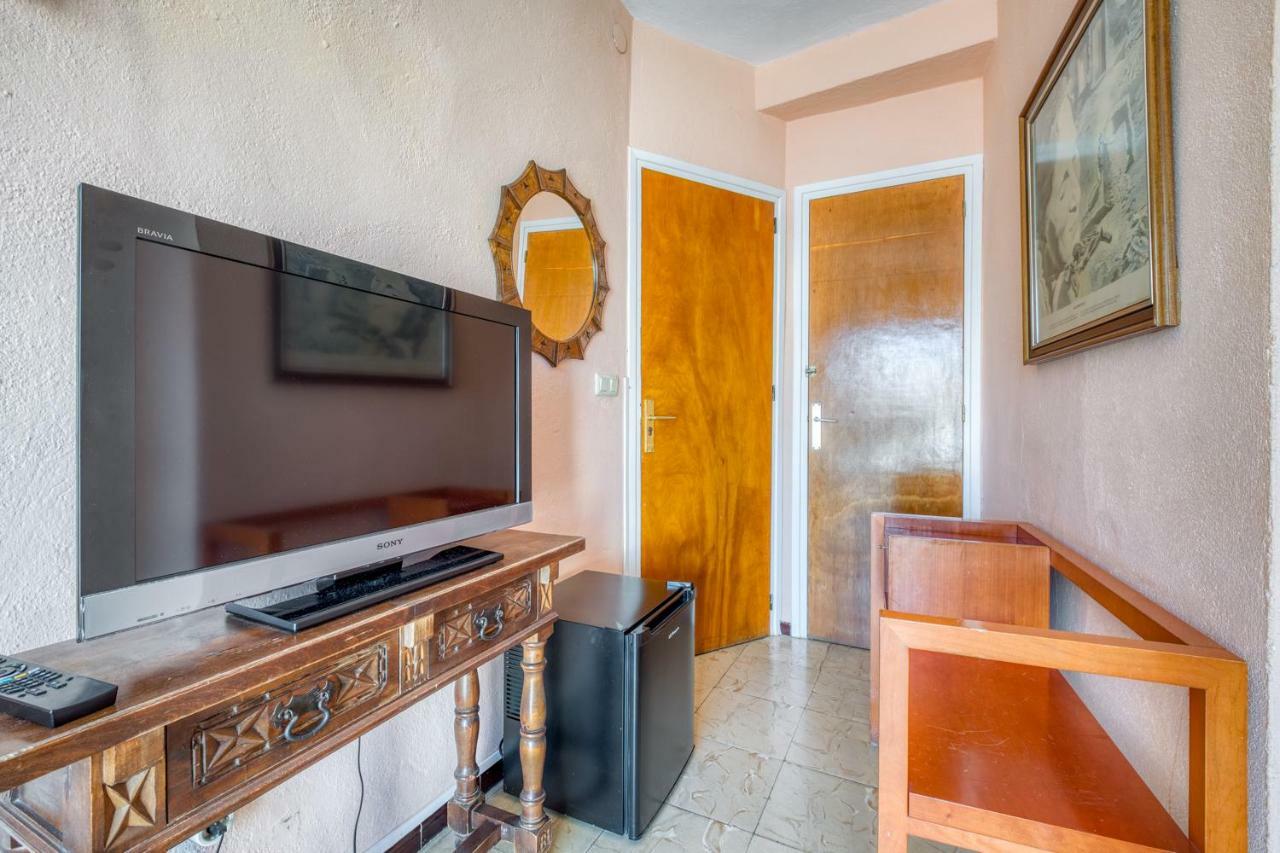 Hostal Restaurante El Roser L' Escala エクステリア 写真