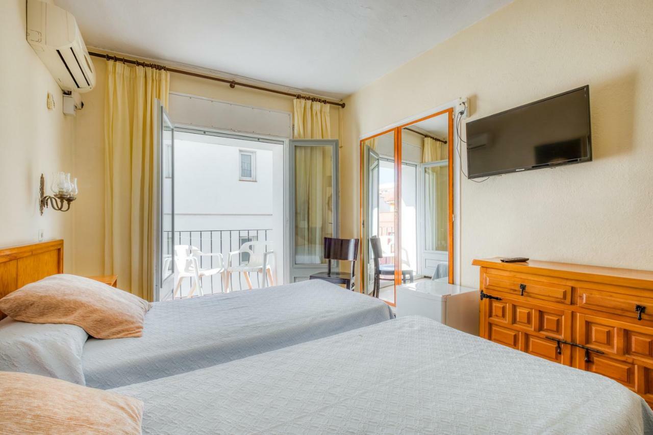 Hostal Restaurante El Roser L' Escala エクステリア 写真
