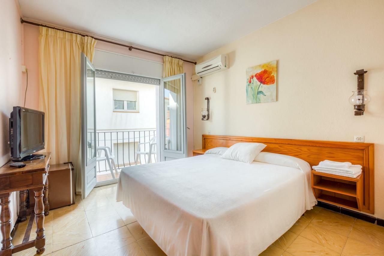 Hostal Restaurante El Roser L' Escala エクステリア 写真