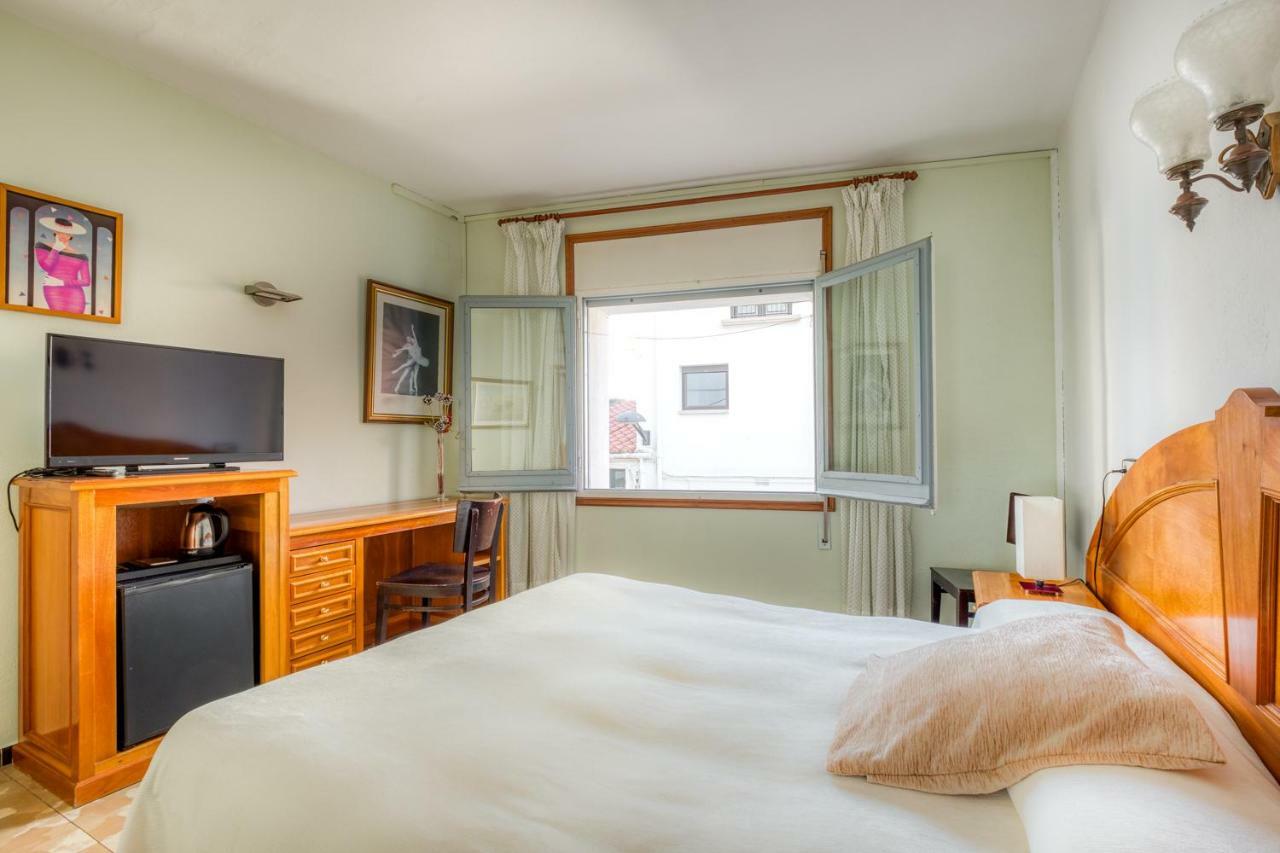 Hostal Restaurante El Roser L' Escala エクステリア 写真