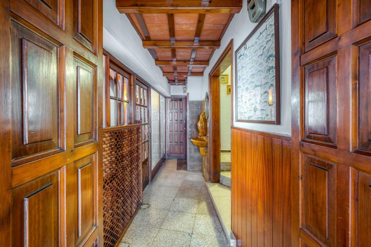 Hostal Restaurante El Roser L' Escala エクステリア 写真