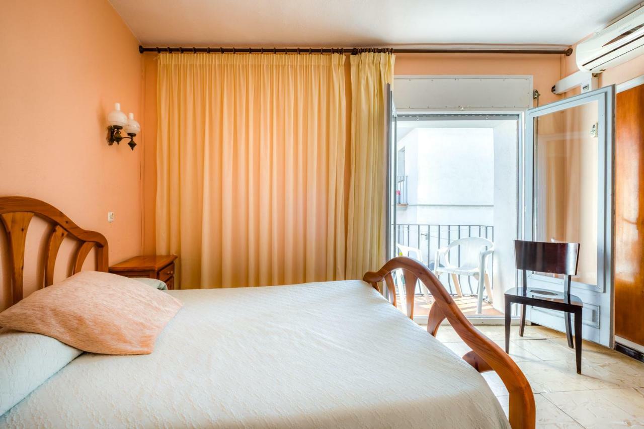 Hostal Restaurante El Roser L' Escala エクステリア 写真