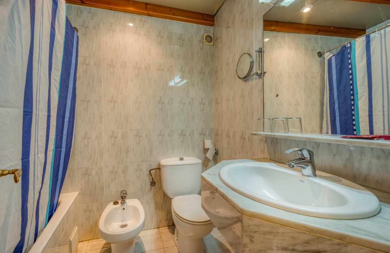 Hostal Restaurante El Roser L' Escala エクステリア 写真