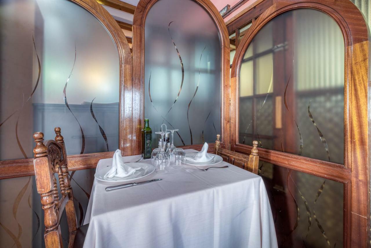 Hostal Restaurante El Roser L' Escala エクステリア 写真