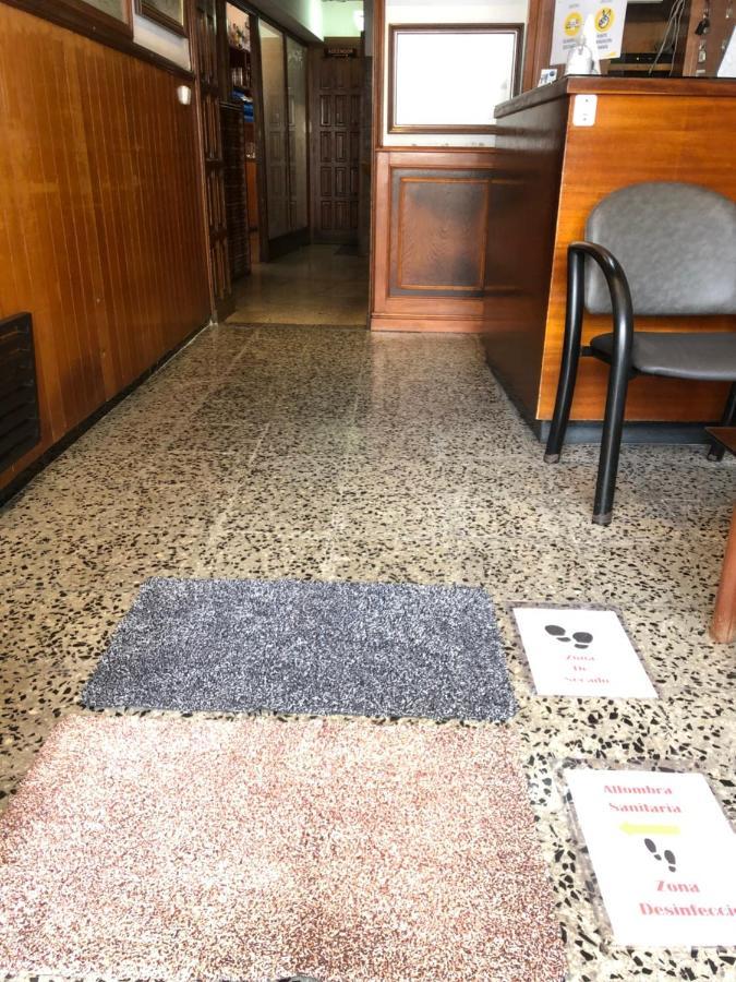Hostal Restaurante El Roser L' Escala エクステリア 写真